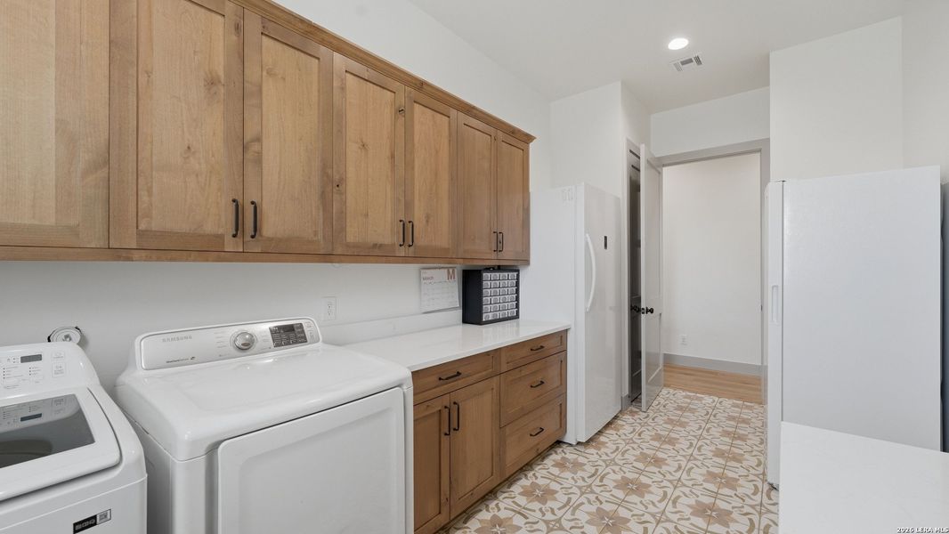Furnished interior view inside a new home in , Seguin (Image 31).