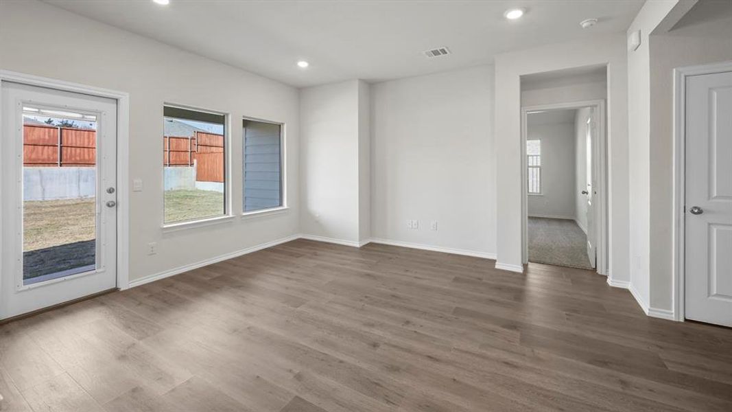 Spacious, unfurnished interior of a new home in Three Oaks, Sherman (Image 32).