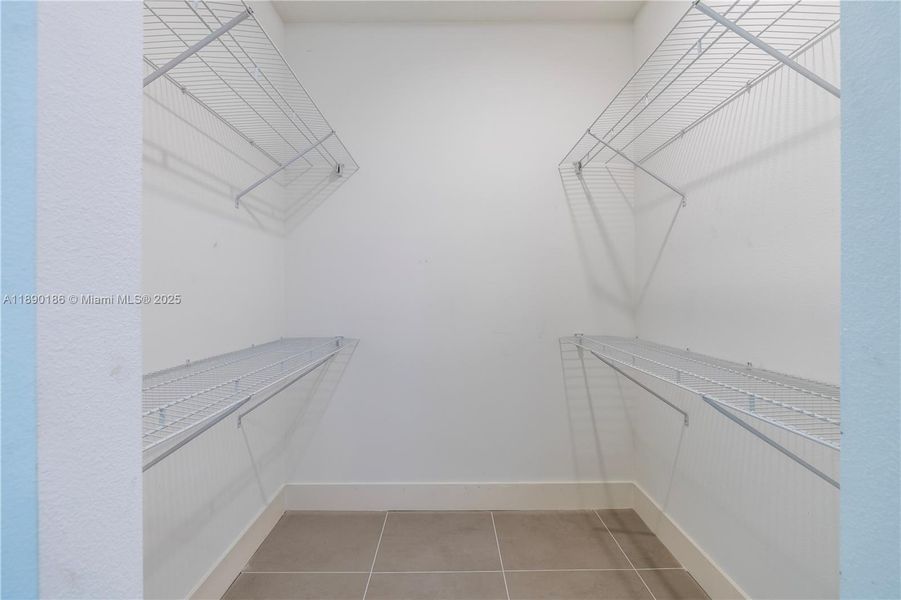 Spacious, unfurnished interior of a new home in , Palm Bay (Image 10).