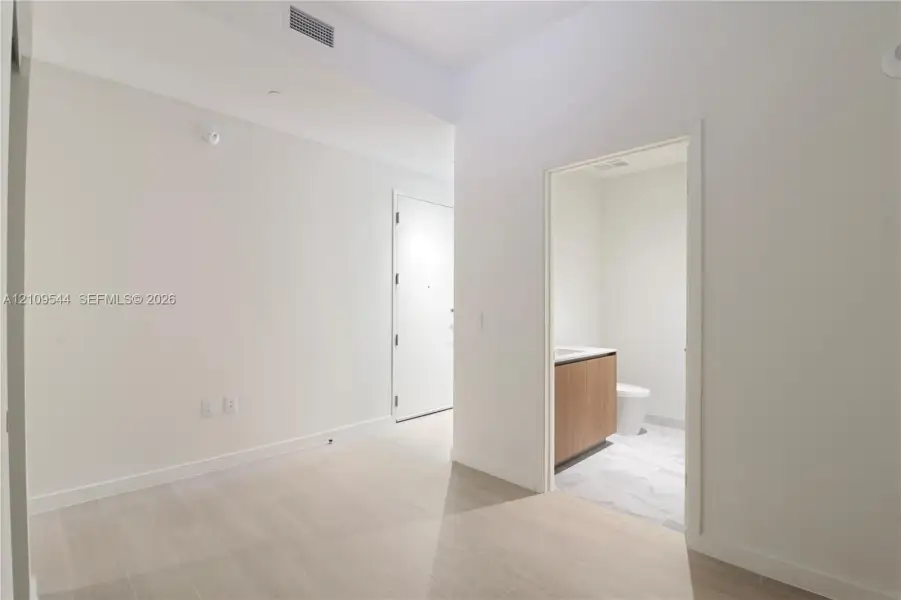 Spacious, unfurnished interior of a new home in , Miami (Image 25).
