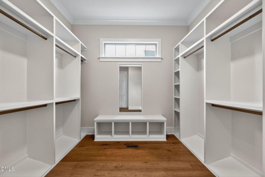 027-1920x1080-closet 027-1920x1080-closet