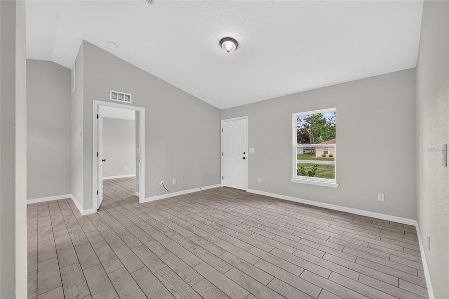 Spacious, unfurnished interior of a new home in , Ocala (Image 16).