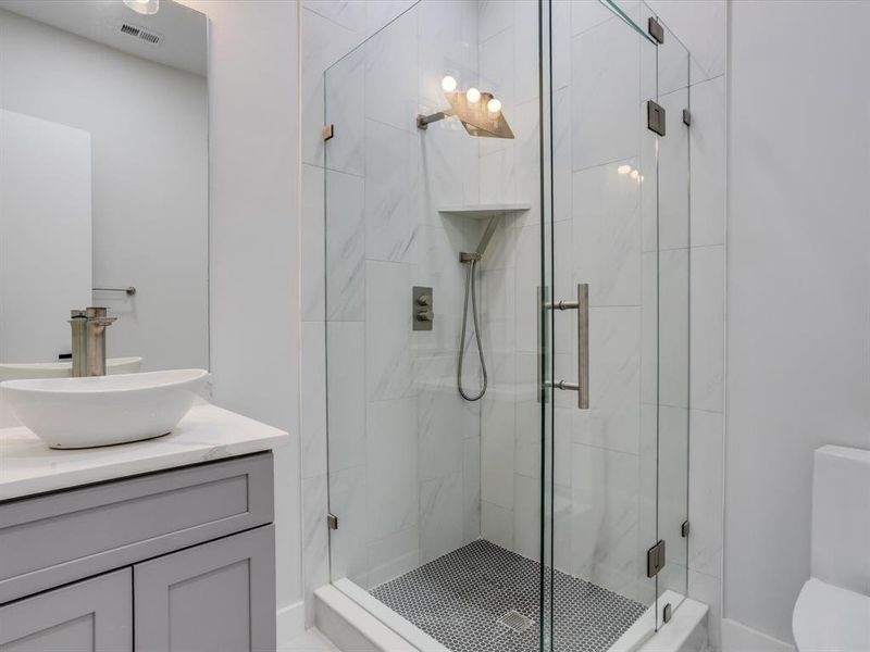 Furnished interior view inside a new home in , Grand Prairie (Image 15).