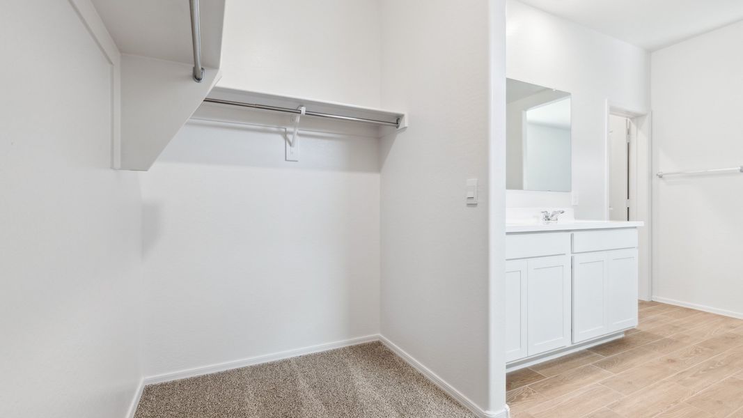 Spacious, unfurnished interior of a new home in Rio Rancho Estates, Wittmann (Image 26).