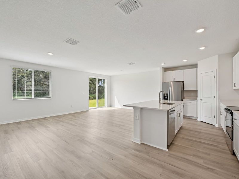 Spacious, unfurnished interior of a new home in Hilltop Vistas, Dade City (Image 8).