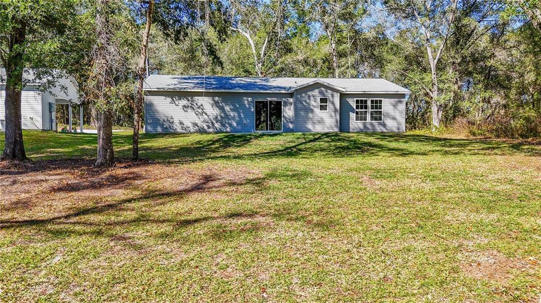 Exterior details and patio area of a home in , Ocklawaha (Image 3).