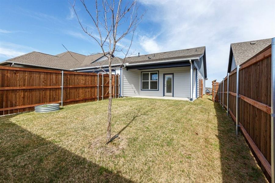 Exterior details and patio area of a home in Heritage Towne, Grand Prairie (Image 4).