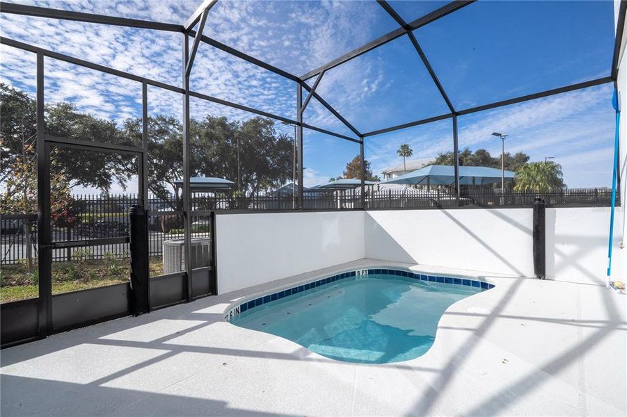 Exterior details and patio area of a home in , Orlando (Image 35).