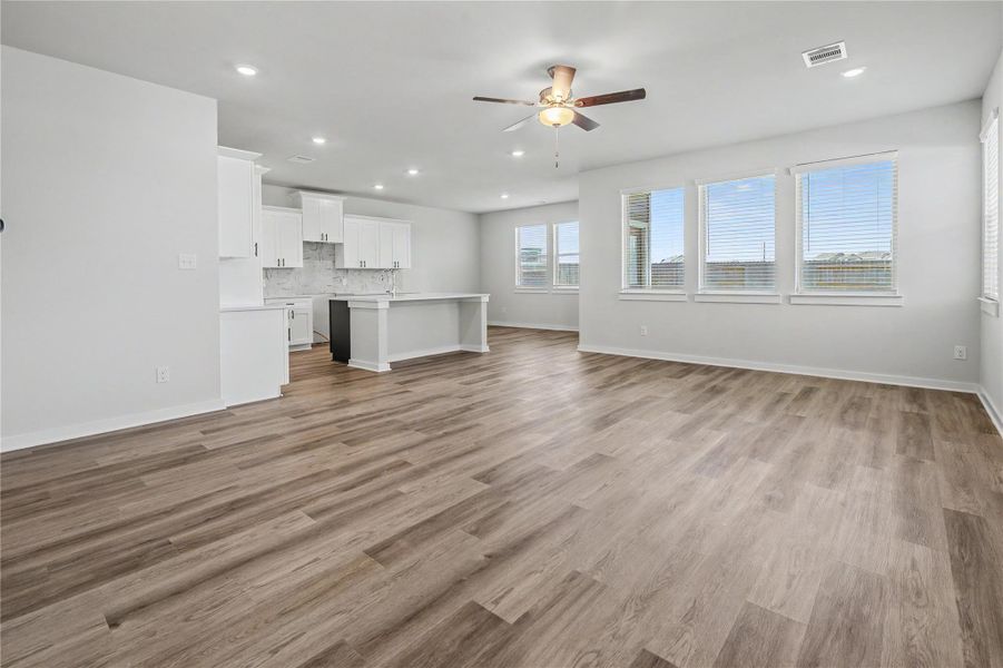 Spacious, unfurnished interior of a new home in Glendale Lakes, Rosharon (Image 33).