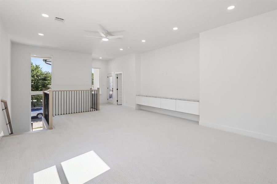 Unfurnished room featuring ceiling fan, light carpet, and recessed lighting