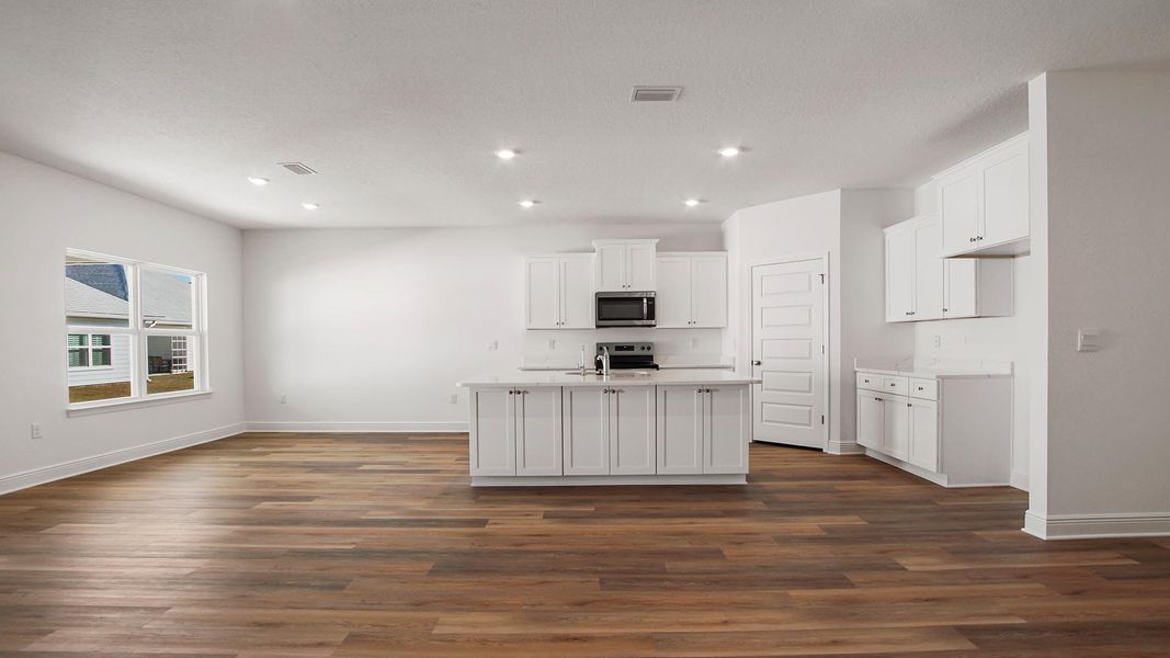 Spacious, unfurnished interior of a new home in Bayside at Ward Creek, Panama City Beach (Image 13).