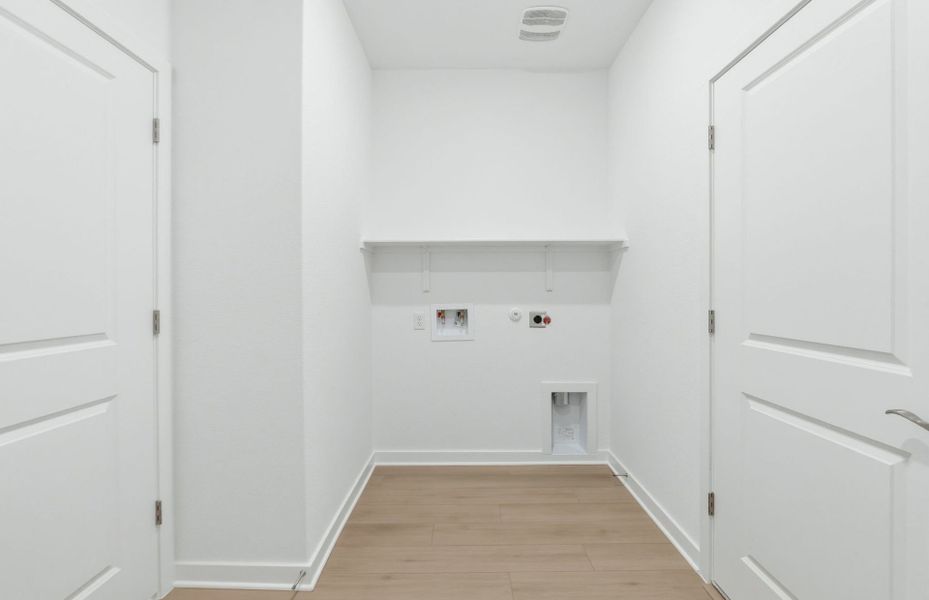 Spacious, unfurnished interior of a new home in Del Webb Austin at Lost Pines, Bastrop (Image 42). Spacious, unfurnished interior of a new home in Del Webb Austin at Lost Pines, Bastrop (Image 42).