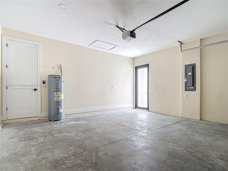 Spacious, unfurnished interior of a new home in , Lehigh Acres (Image 23).