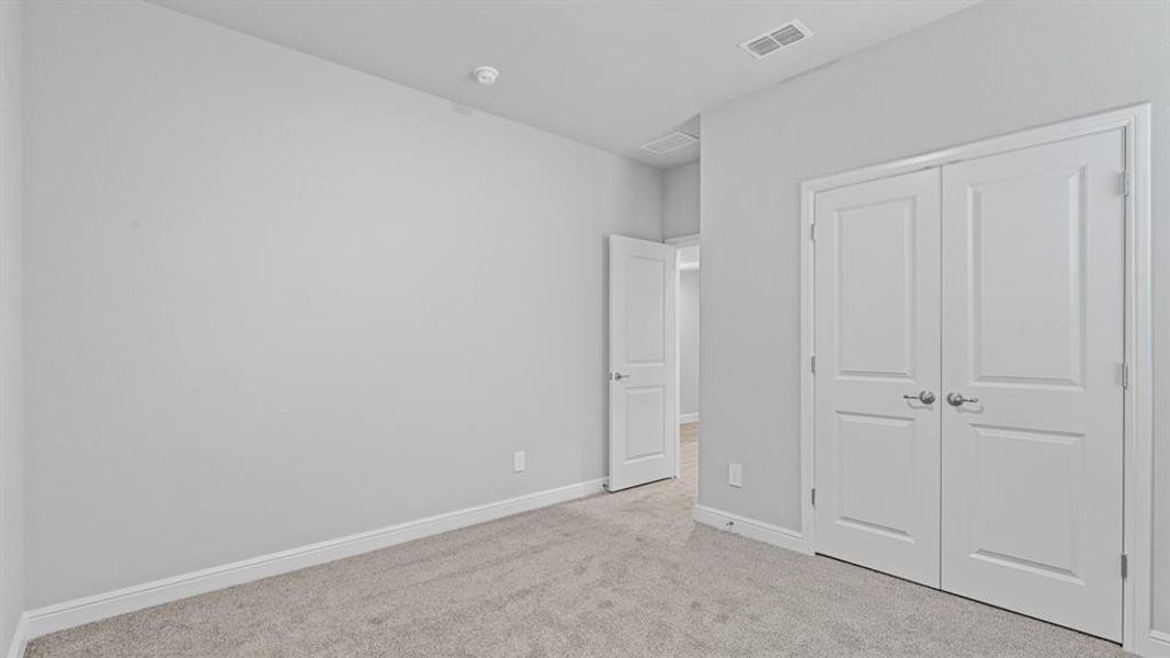 Spacious, unfurnished interior of a new home in Trails of Elizabeth Creek, Fort Worth (Image 32).