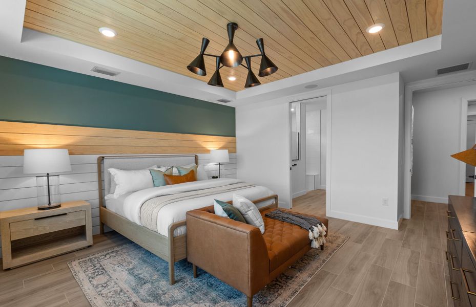Private owner's suite with tray ceiling