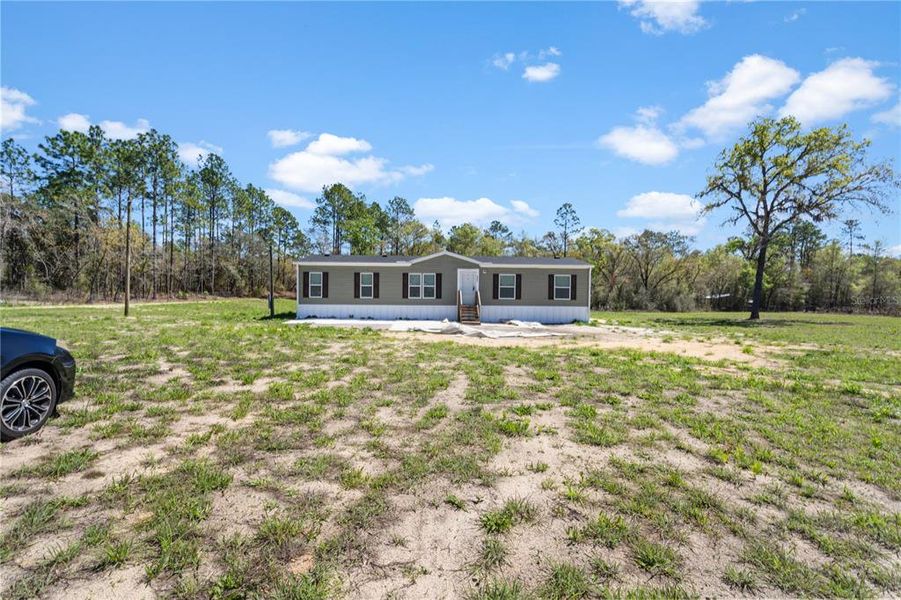 Exterior details and patio area of a home in , Bronson (Image 18).