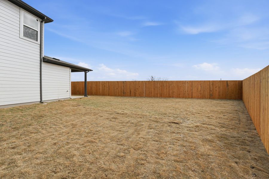 Exterior details and patio area of a home in Longview, Del Valle (Image 14).