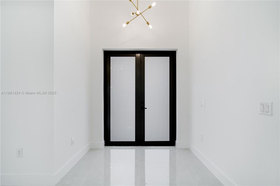 Spacious, unfurnished interior of a new home in , Port Charlotte (Image 16).