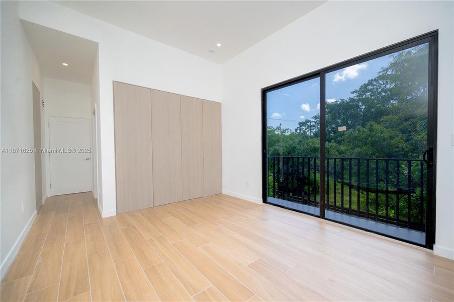 Spacious, unfurnished interior of a new home in , Fort Lauderdale (Image 30).