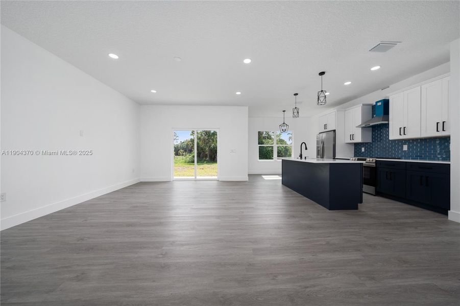 Spacious, unfurnished interior of a new home in , Palm Bay (Image 13).