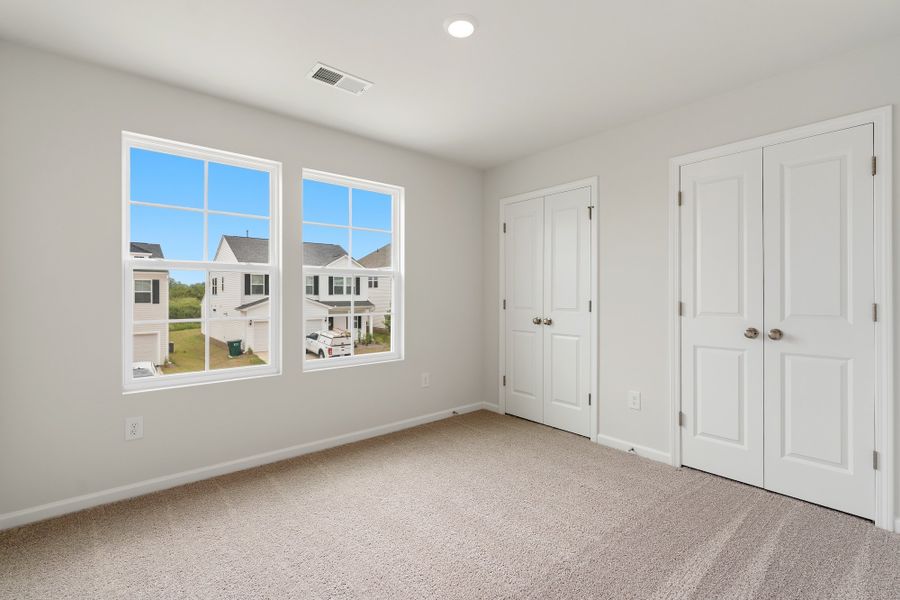 Spacious, unfurnished interior of a new home in Richmond Hill, Inman (Image 31).