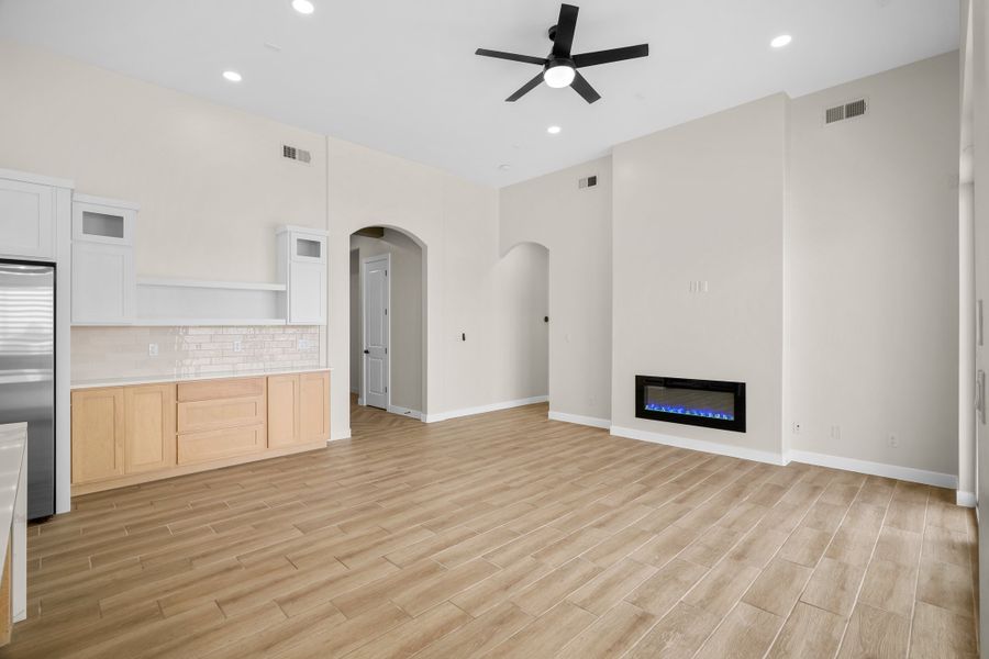 Spacious, unfurnished interior of a new home in Verdancia, El Paso (Image 39).