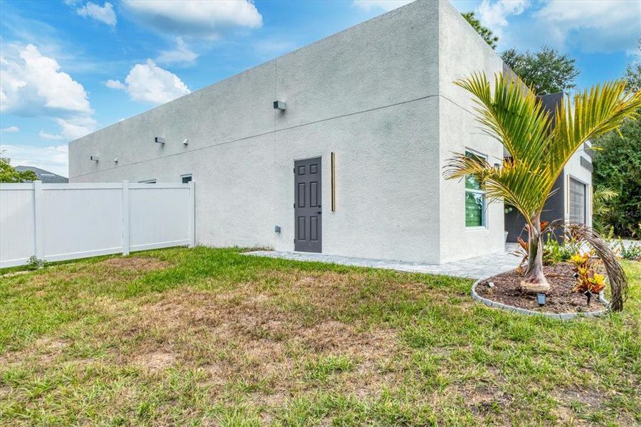 Exterior details and patio area of a home in , Port Charlotte (Image 28).