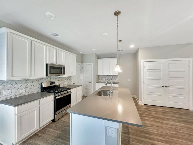 Beautiful and modern Kitchen with Island. New Stove!