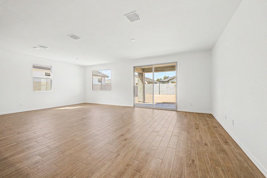 Spacious, unfurnished interior of a new home in Landmarke, San Tan Valley (Image 9).