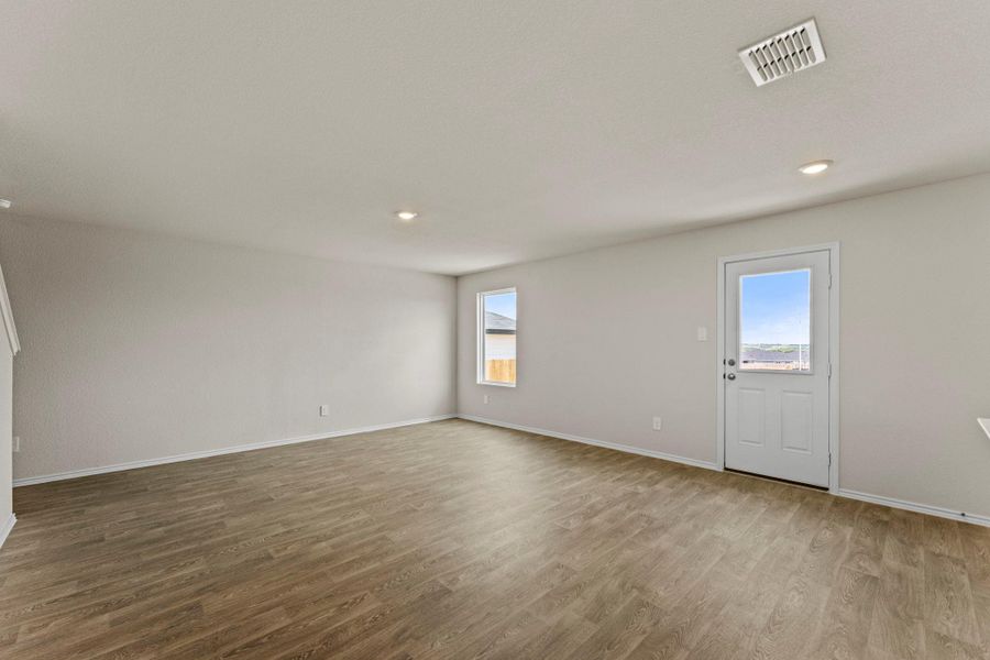 Spacious, unfurnished interior of a new home in Avenida, Converse (Image 15).