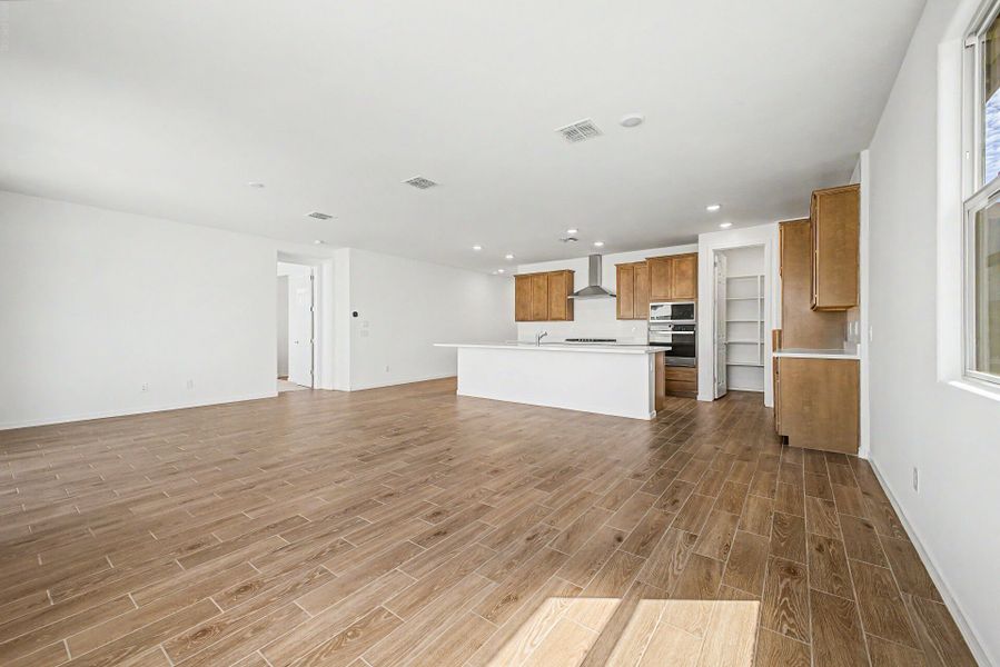 Spacious, unfurnished interior of a new home in Landmarke, San Tan Valley (Image 7).