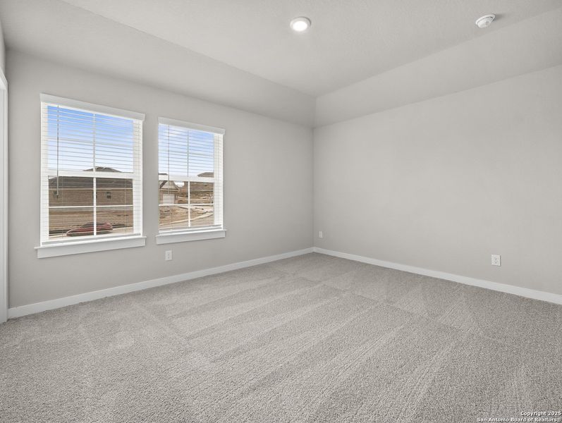 Spacious, unfurnished interior of a new home in Comanche Ridge, San Antonio (Image 10).