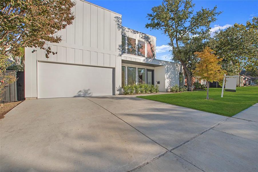 View of front of home featuring a front lawn and a garage