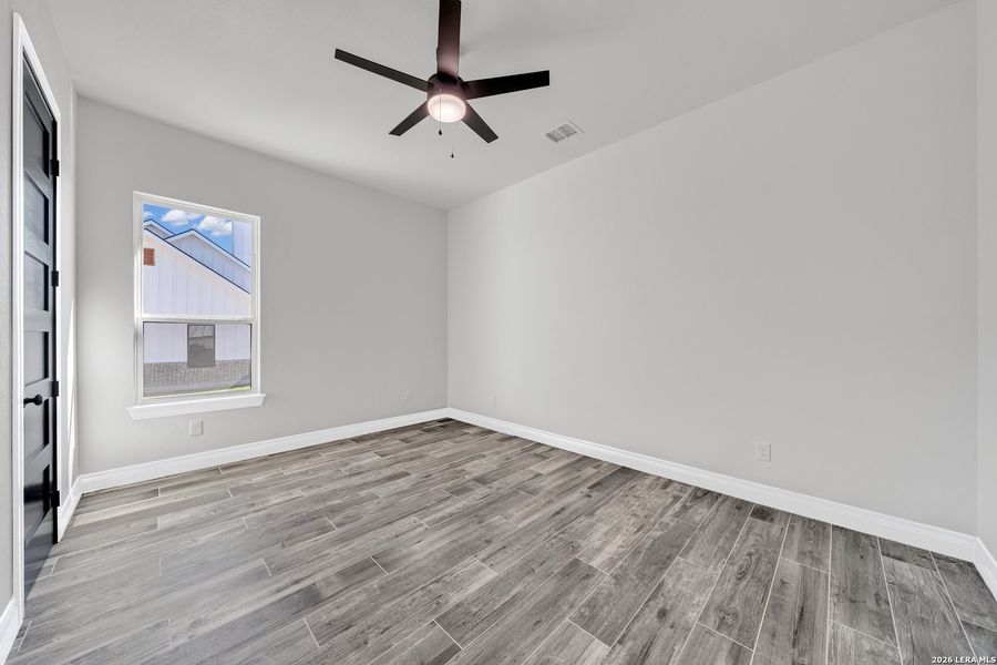 Spacious, unfurnished interior of a new home in , La Vernia (Image 24).