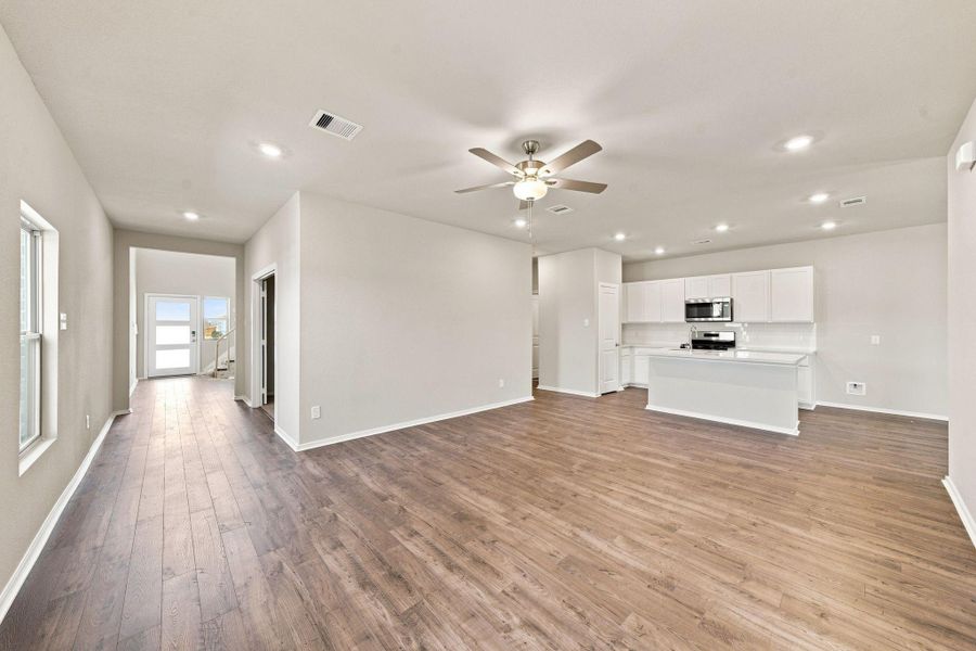 Spacious, unfurnished interior of a new home in Laurel Landing, Alvin (Image 17).