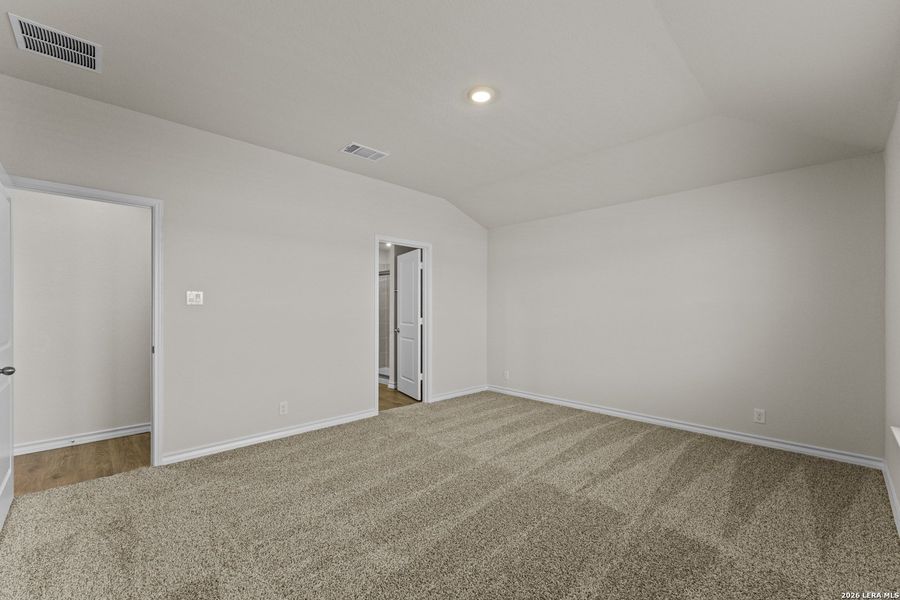 Spacious, unfurnished interior of a new home in Brookstone Creek, San Antonio (Image 13).