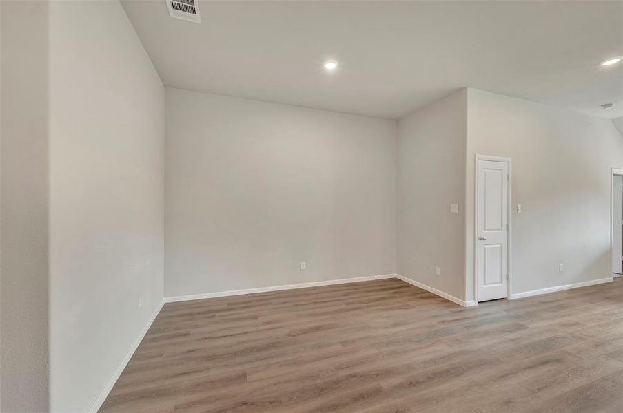 Spacious, unfurnished interior of a new home in Forest Park, Princeton (Image 31).