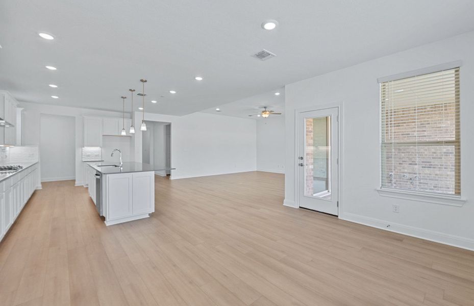 Spacious, unfurnished interior of a new home in Bluffview Reserve, Leander (Image 39).