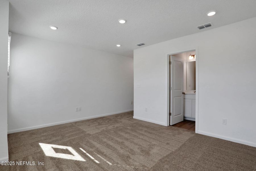 Spacious, unfurnished interior of a new home in , Jacksonville (Image 24).