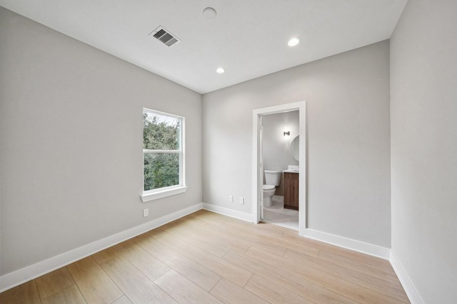 Spacious, unfurnished interior of a new home in , Houston (Image 23).