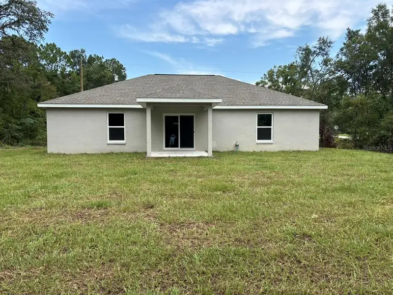 Exterior details and patio area of a home in , Dunnellon (Image 4).