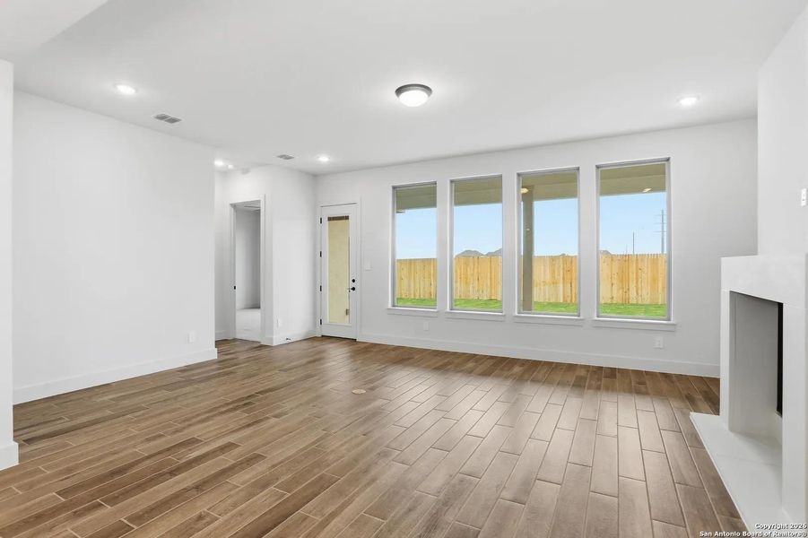 Spacious, unfurnished interior of a new home in Haby Hill 50s, San Antonio (Image 23).