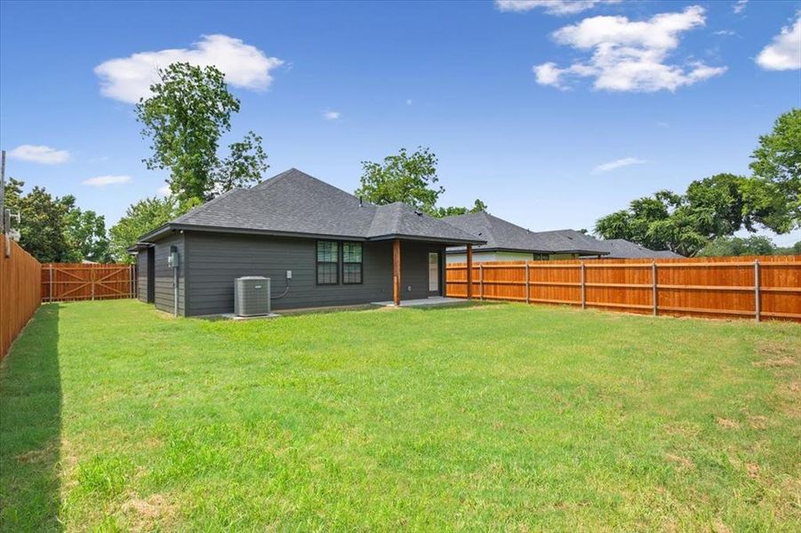 Exterior details and patio area of a home in , Waco (Image 4).