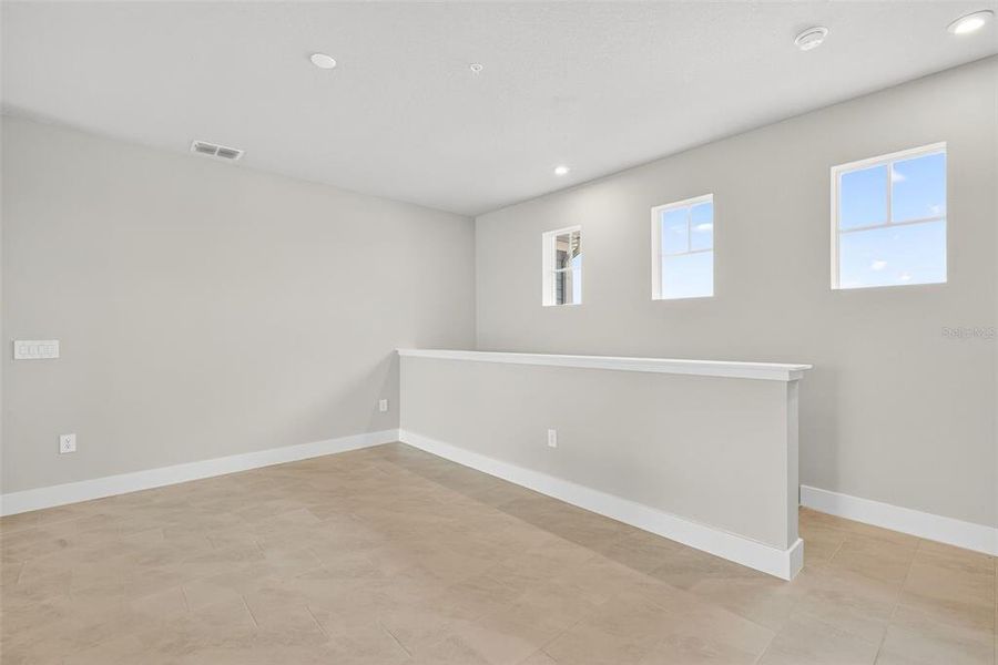 Spacious, unfurnished interior of a new home in Wellen Park, Venice (Image 13).