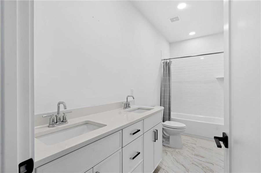 Furnished interior view inside a new home in , Waleska (Image 9).