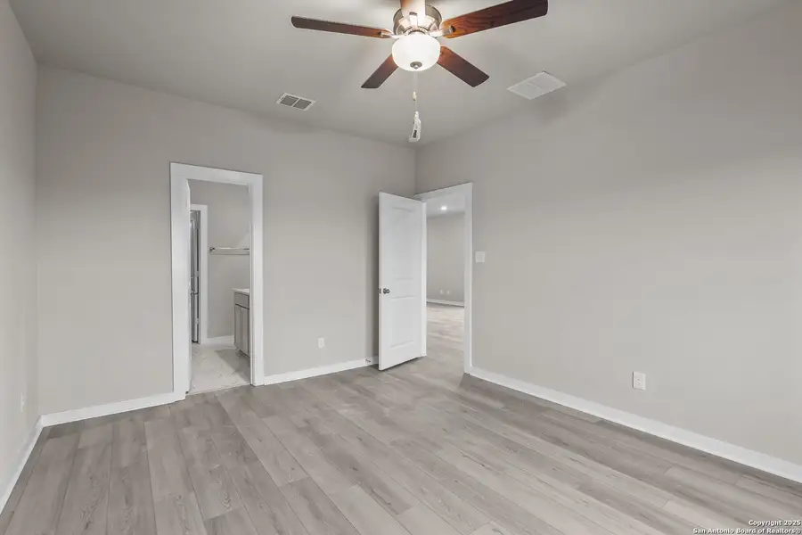 Spacious, unfurnished interior of a new home in Garden Grove, San Antonio (Image 25).