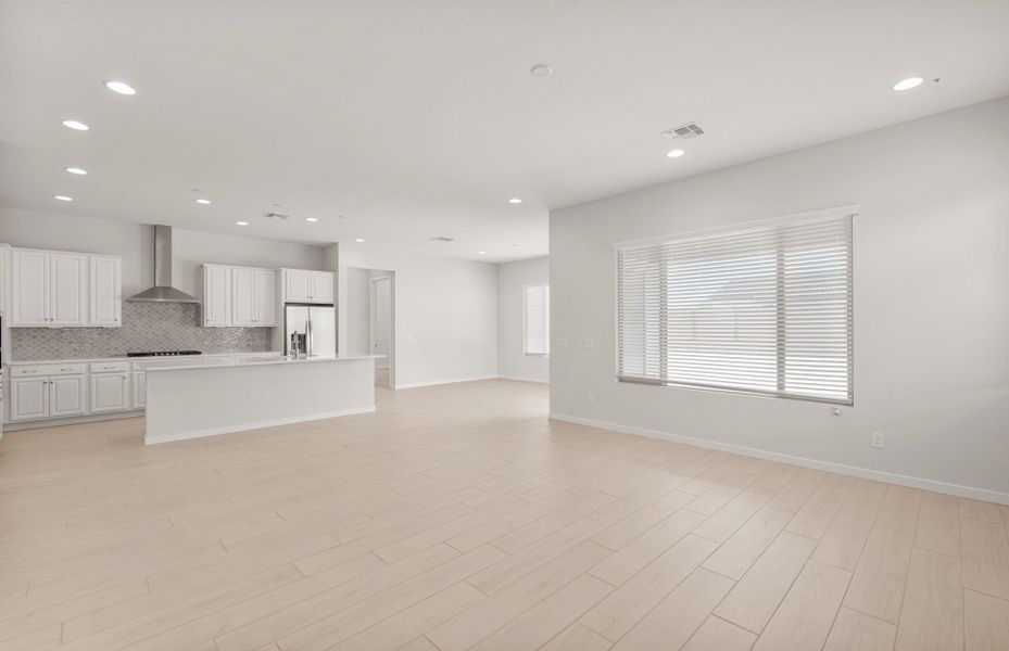 Spacious, unfurnished interior of a new home in Sun City Anthem at Merrill Ranch, Florence (Image 25).