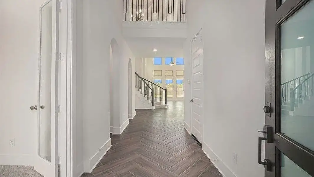 Spacious, unfurnished interior of a new home in Jordan Ranch, Katy (Image 18).