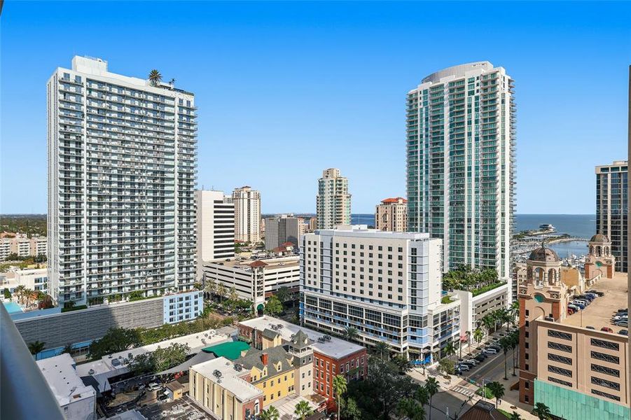 Condo located in St. Petersburg, FL showcasing its design and architecture (Image 46).