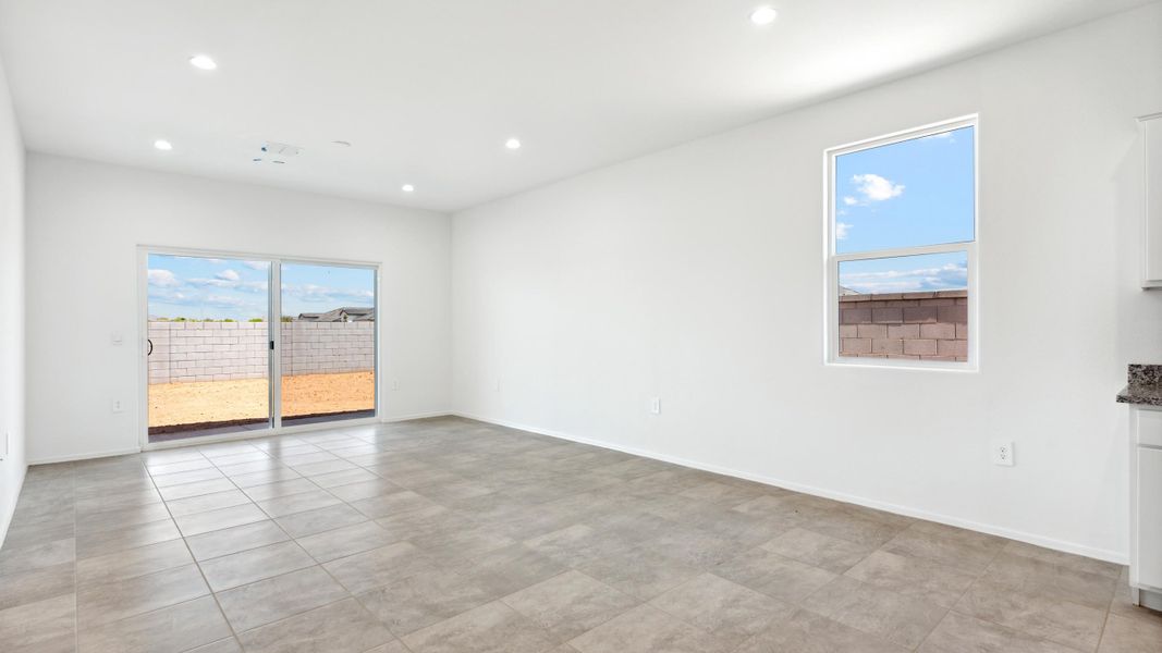 Spacious, unfurnished interior of a new home in Quail Ranch, San Tan Valley (Image 11).